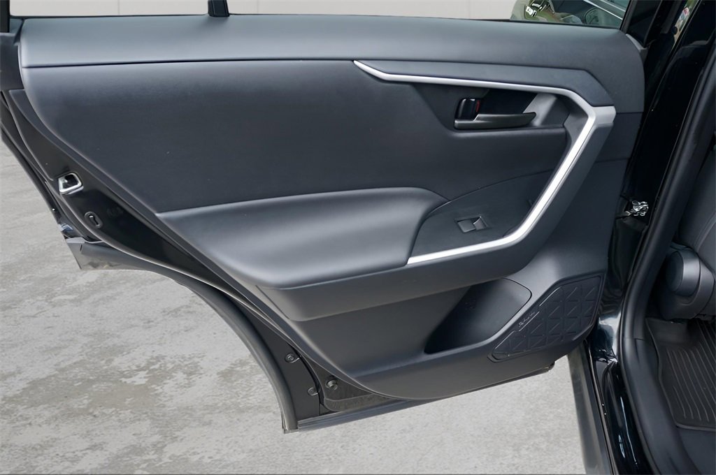 Used 2021 Toyota RAV4 LE image 9