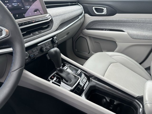 Used 2022 Jeep Compass Latitude image 11