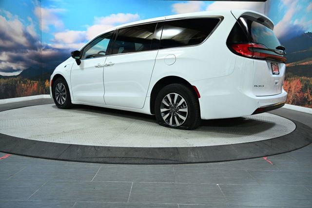 Used 2024 Chrysler Pacifica Select image 6
