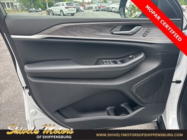 Used 2024 Jeep Grand Cherokee Limited w/ Trailer Tow Package AWD/4WD image 12