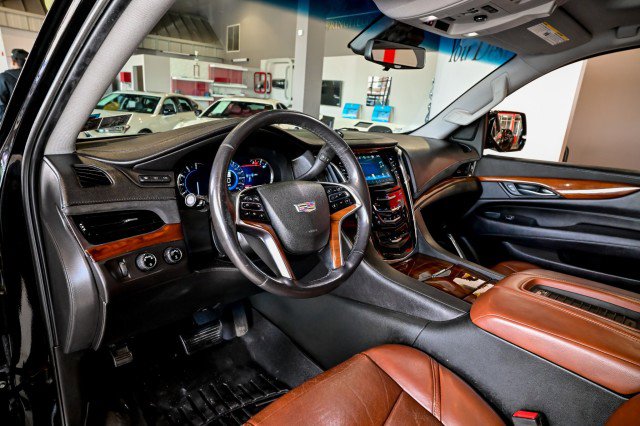 Used 2018 Cadillac Escalade ESV Luxury AWD/4WD image 32
