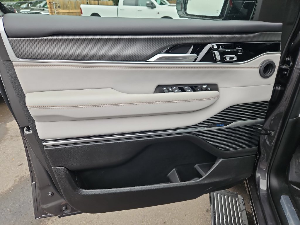 New 2026 Jeep Grand Wagoneer Summit w/ 8-Passenger Seating Package AWD/4WD image 11