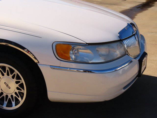 Used 2000 Lincoln Town Car Signature image 5