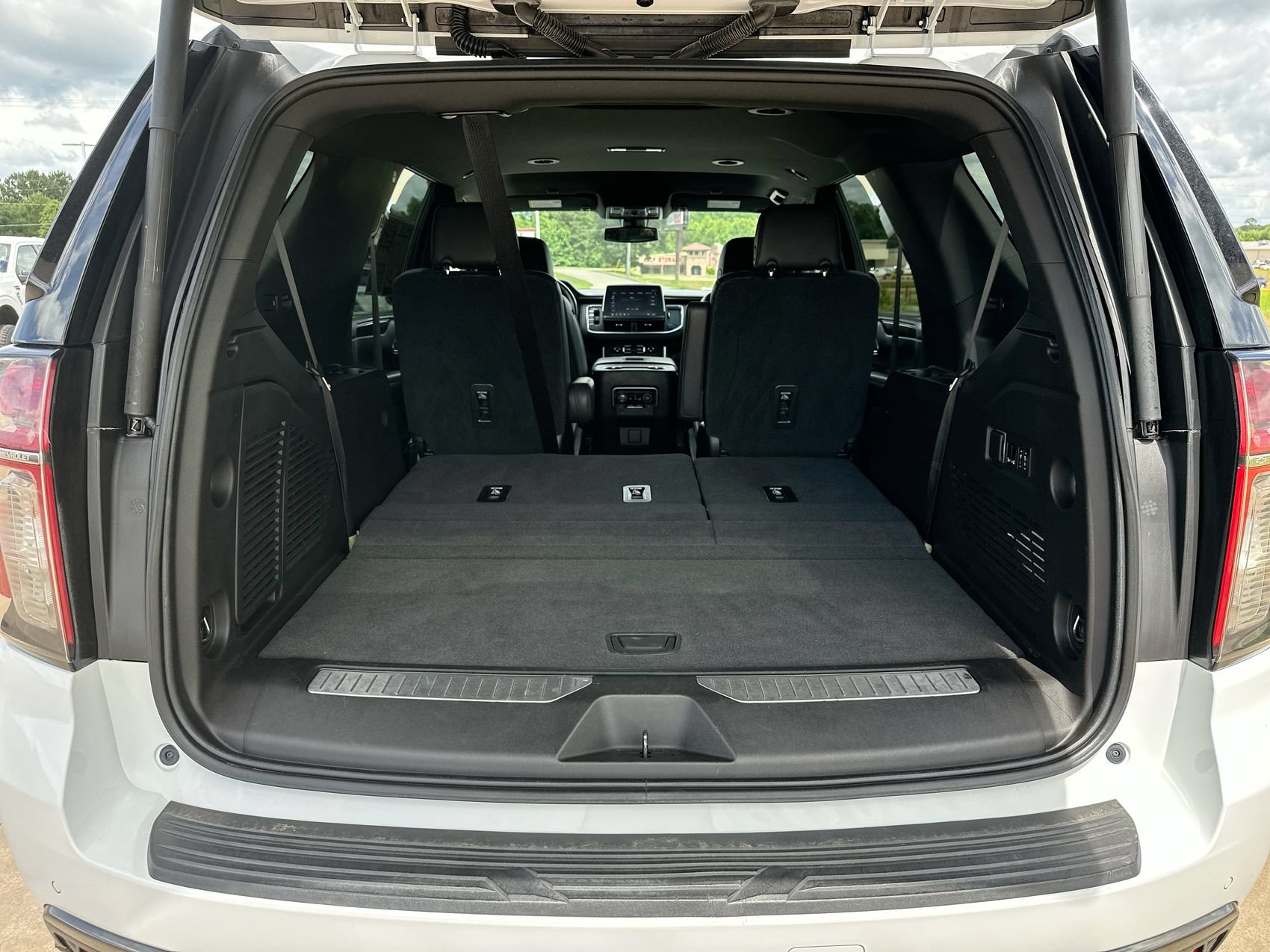 Used 2021 Chevrolet Tahoe Z71 w/ Luxury Package AWD/4WD image 24