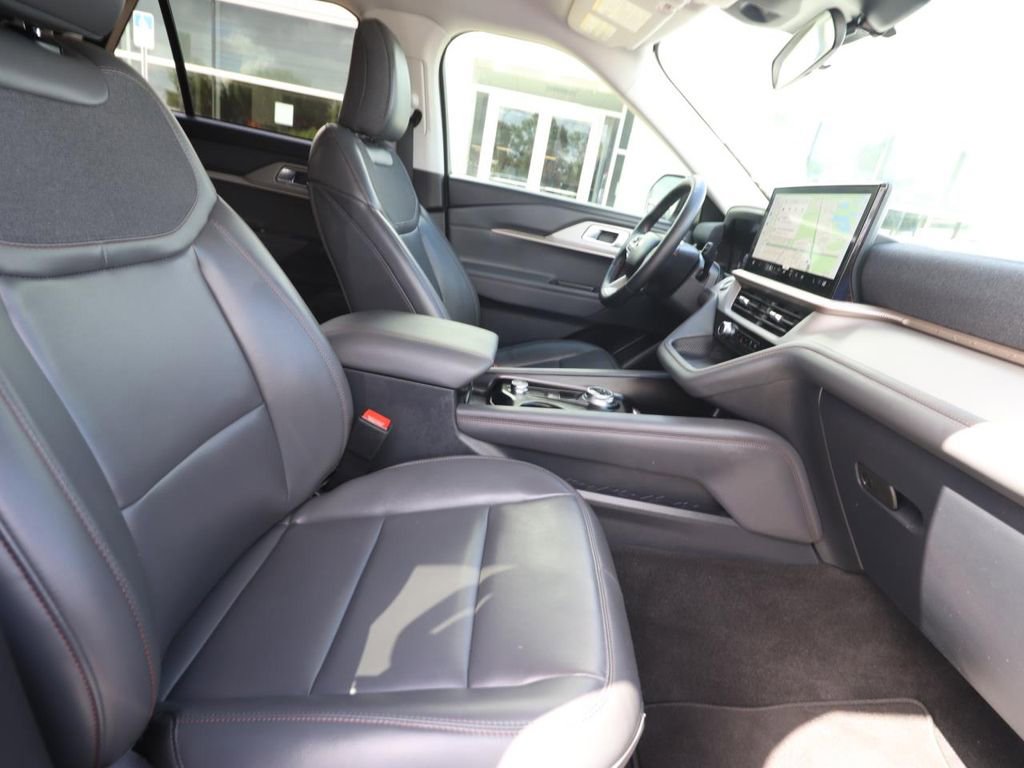 Certified 2025 Ford Explorer Active w/ Active Comfort Package RWD image 15