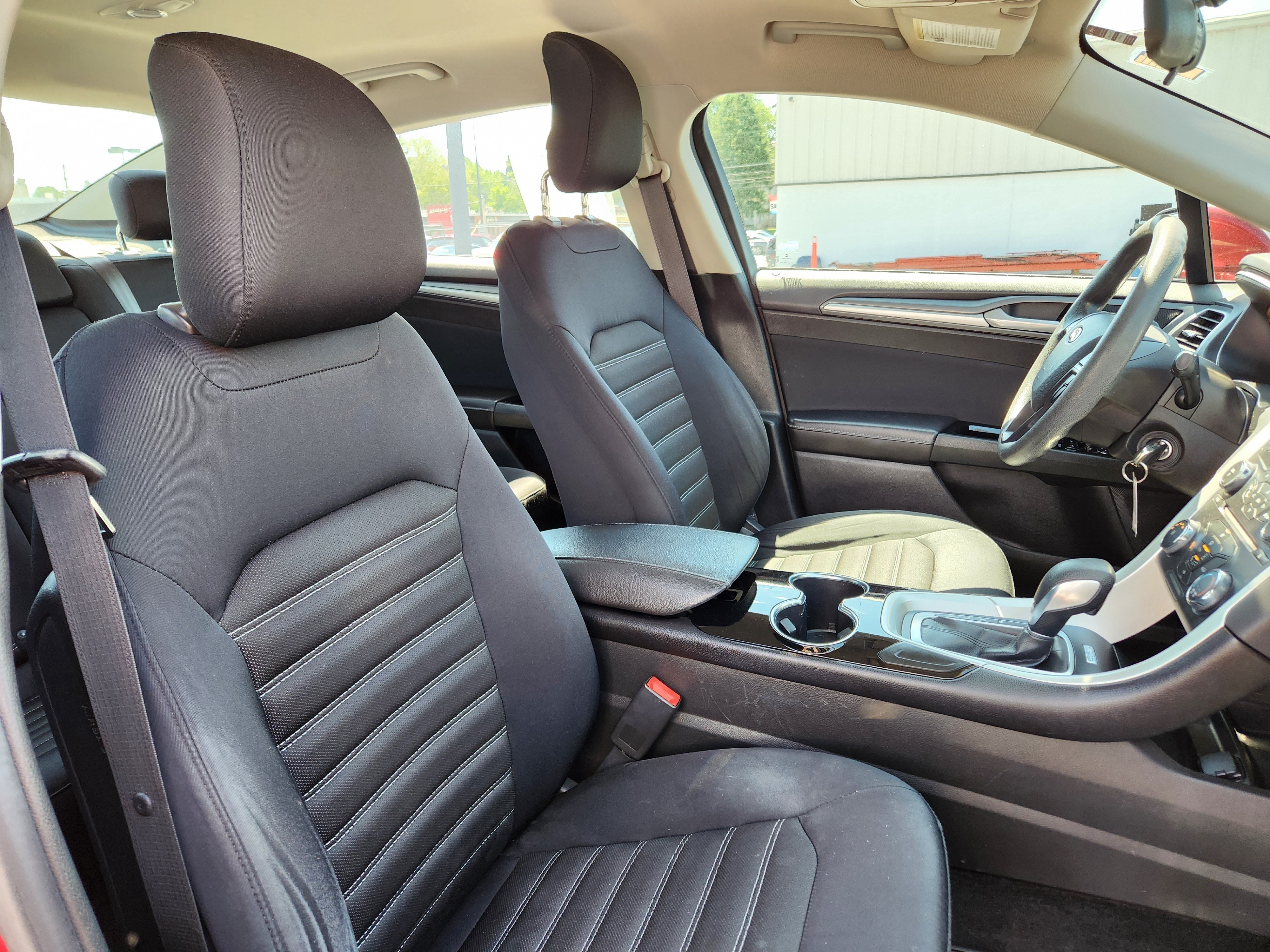 Used 2014 Ford Fusion SE FWD image 16
