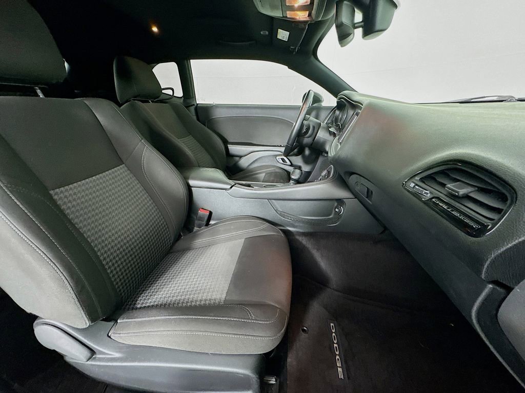 Used 2017 Dodge Challenger SXT image 32