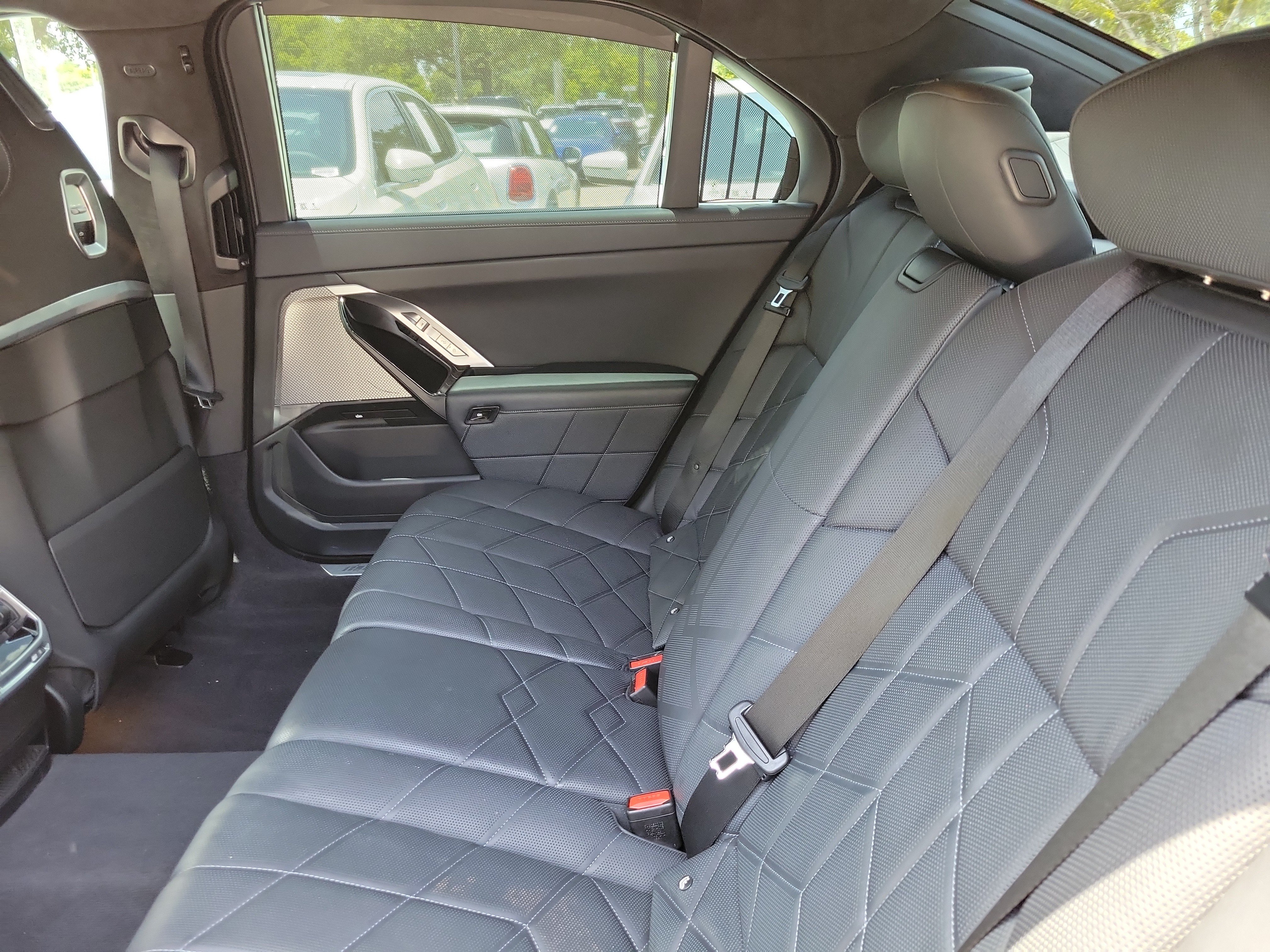 Used 2023 BMW i7 xDrive60 AWD/4WD image 7