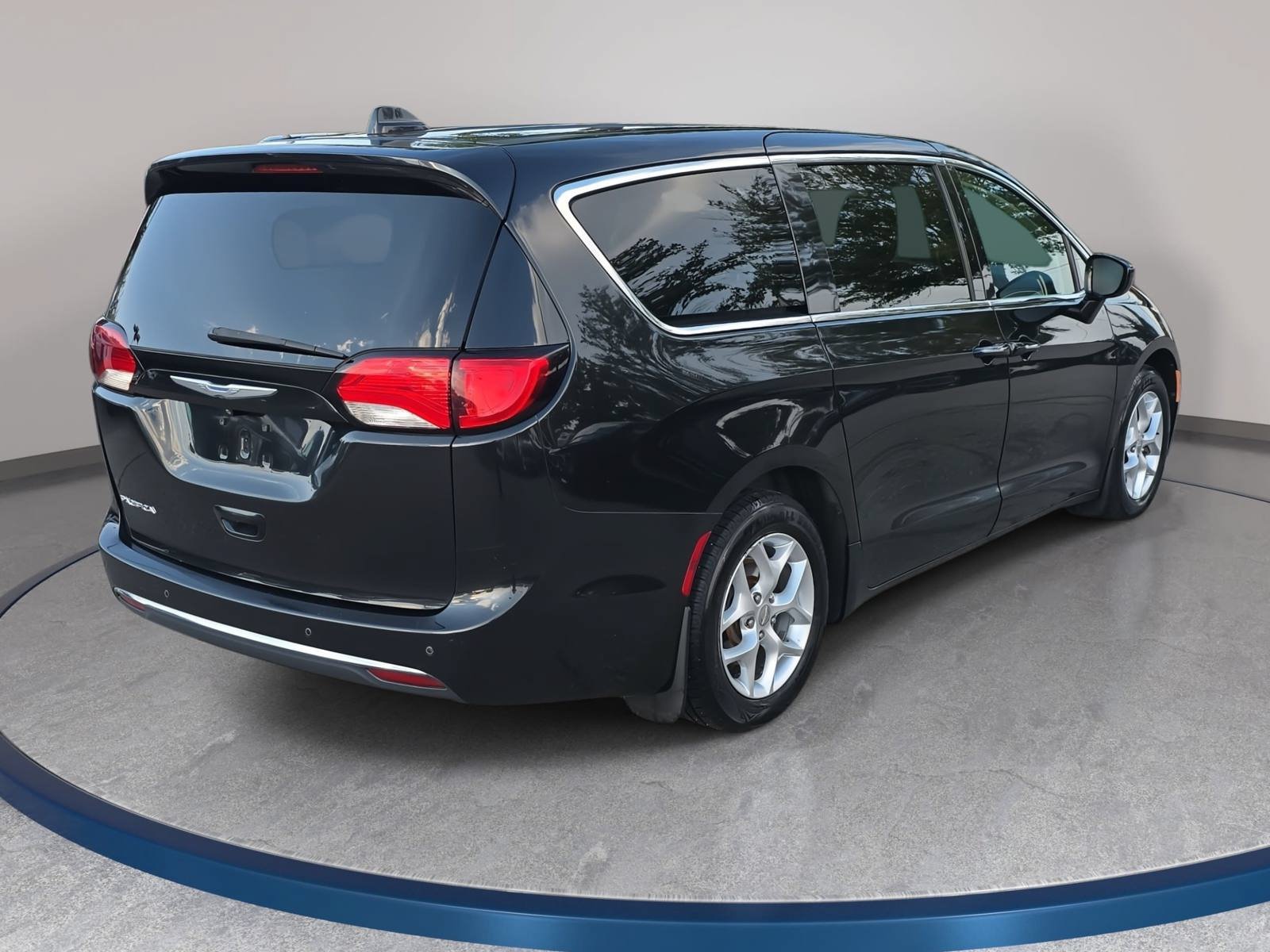 Used 2018 Chrysler Pacifica Touring Plus w/ Tire & Wheel Group FWD image 5