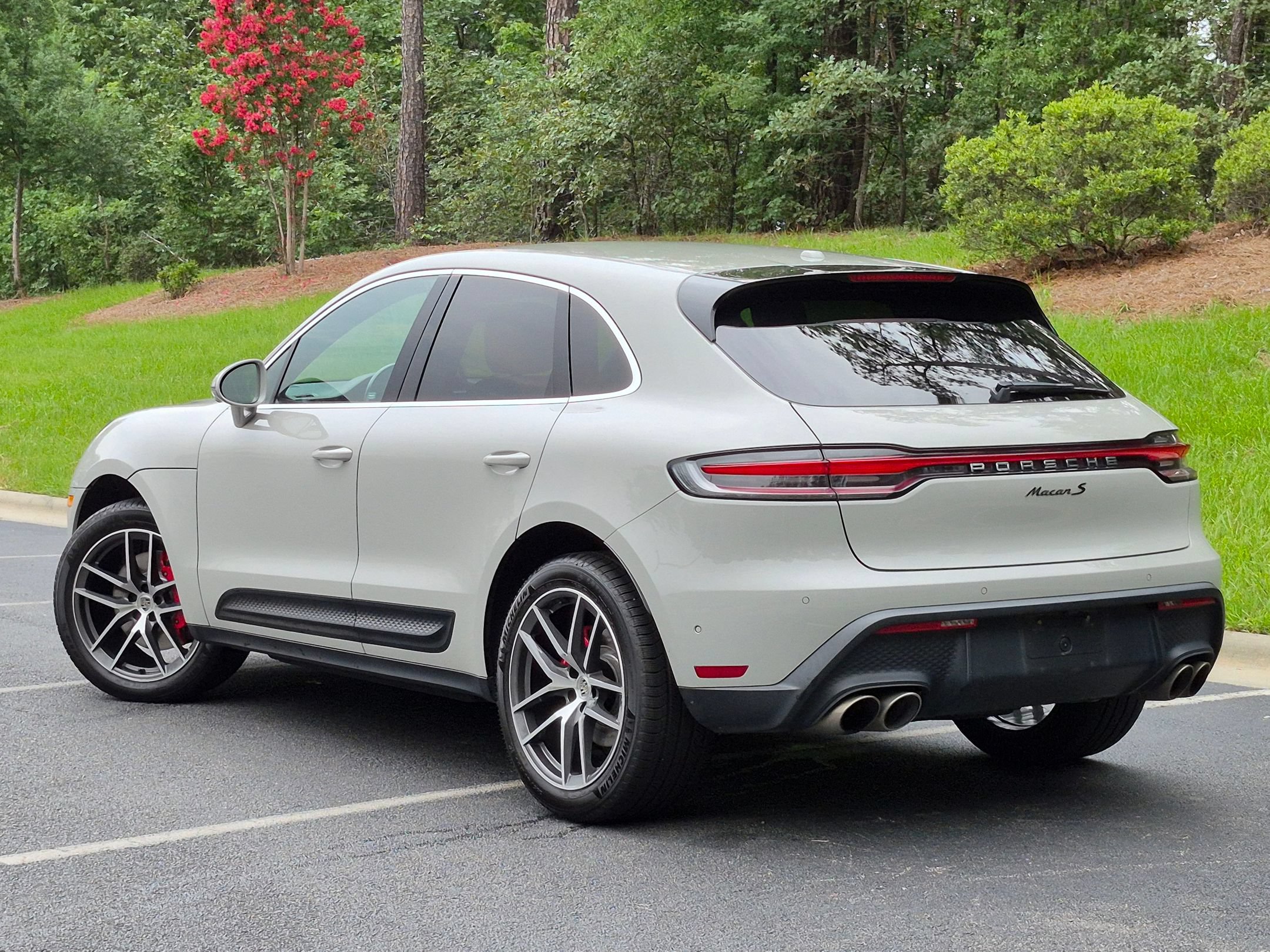 Certified 2022 Porsche Macan S AWD/4WD image 3