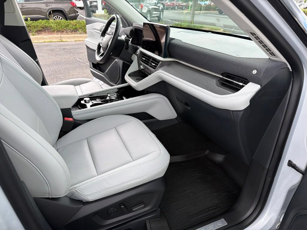 Certified 2025 Ford Explorer Platinum w/ Ultimate Package AWD/4WD image 22
