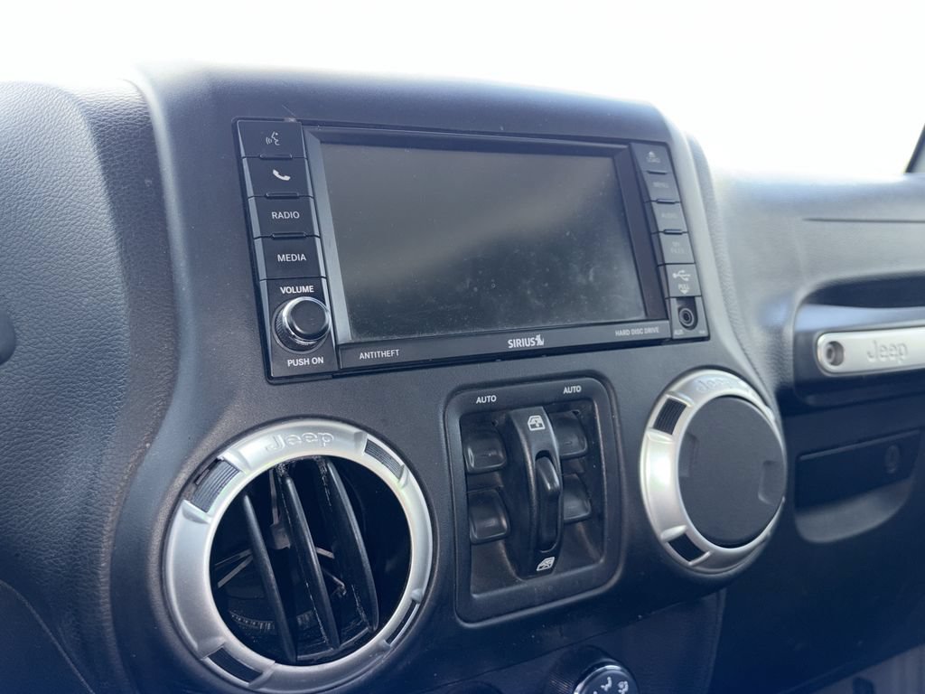 Used 2018 Jeep Wrangler Unlimited Rubicon w/ Connectivity Group AWD/4WD image 2