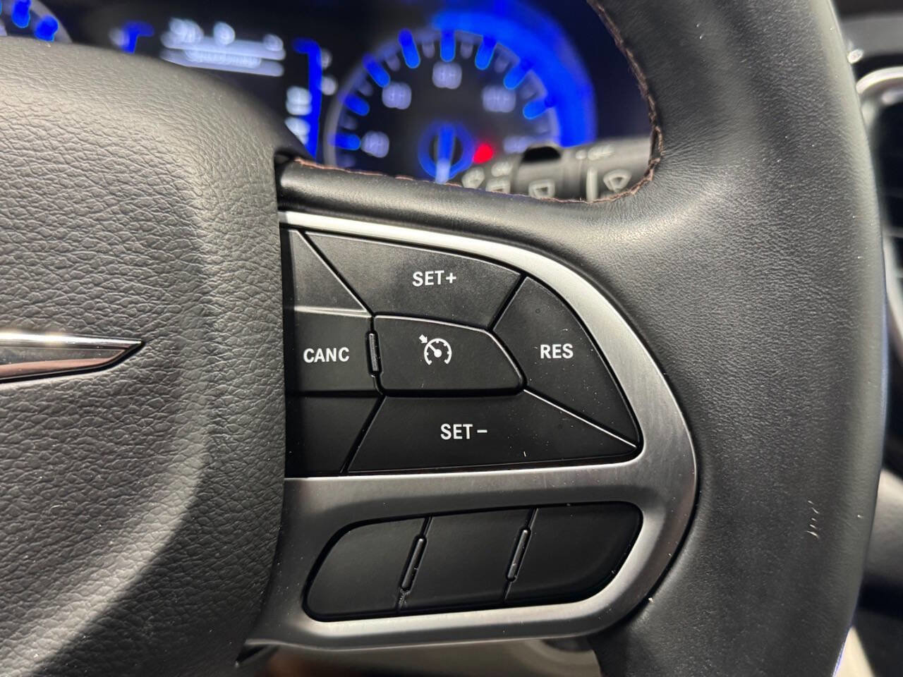 Used 2018 Chrysler Pacifica Touring-L FWD image 26