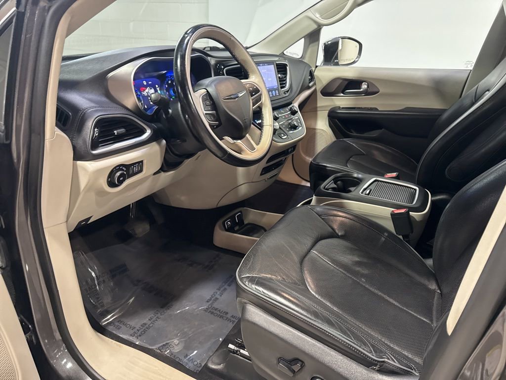 Used 2017 Chrysler Pacifica Limited w/ UConnect Theater Package image 33