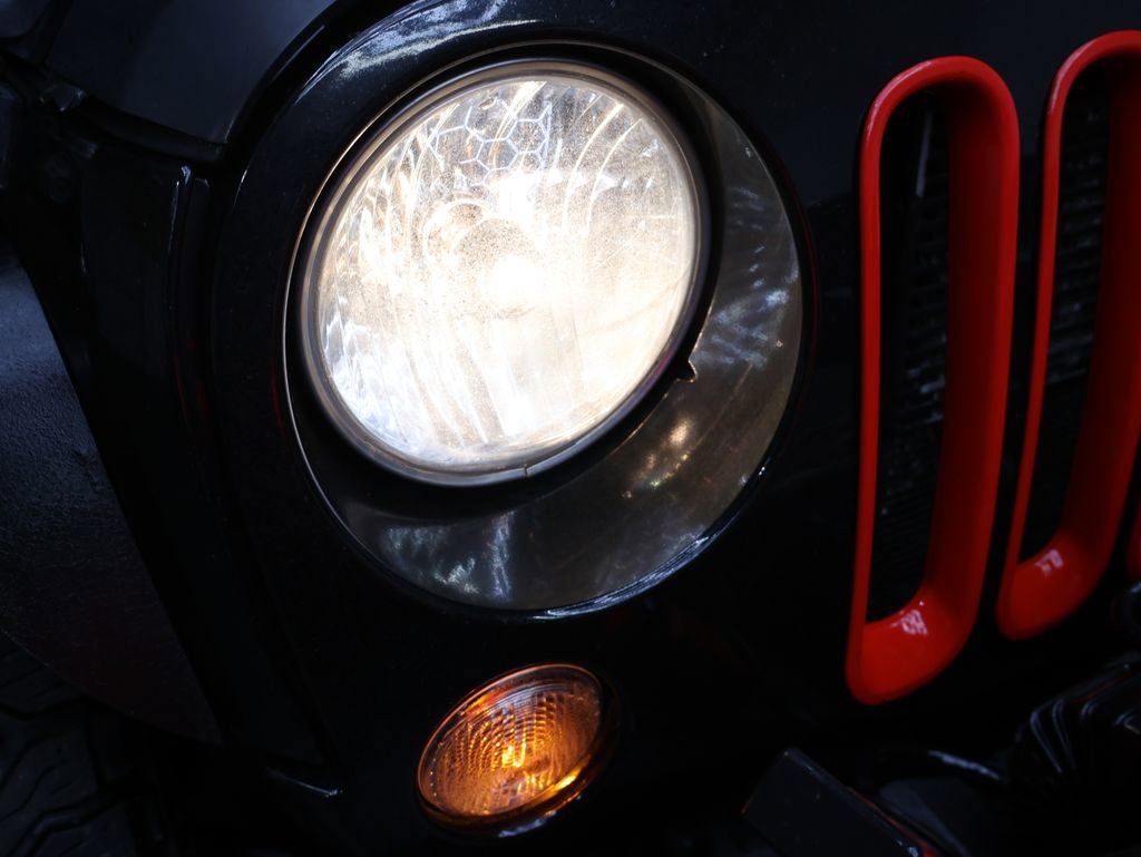 Used 2018 Jeep Wrangler Unlimited Rubicon w/ Connectivity Group image 25