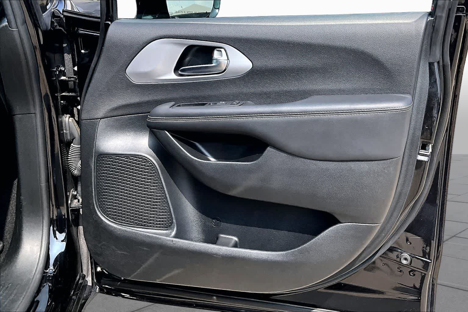 Used 2025 Chrysler Pacifica Limited FWD image 21