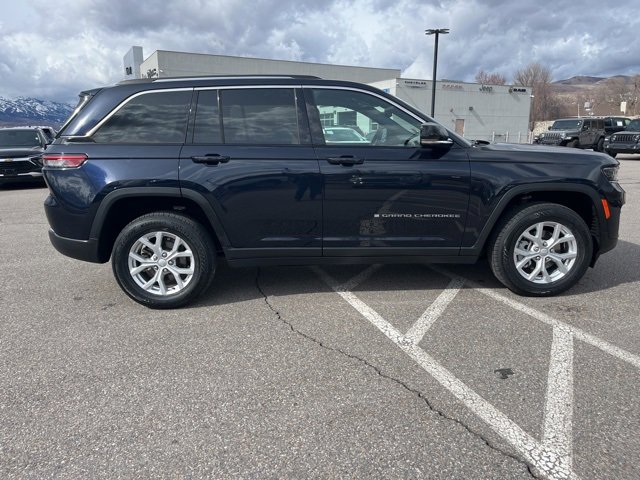 Used 2024 Jeep Grand Cherokee Limited image 2