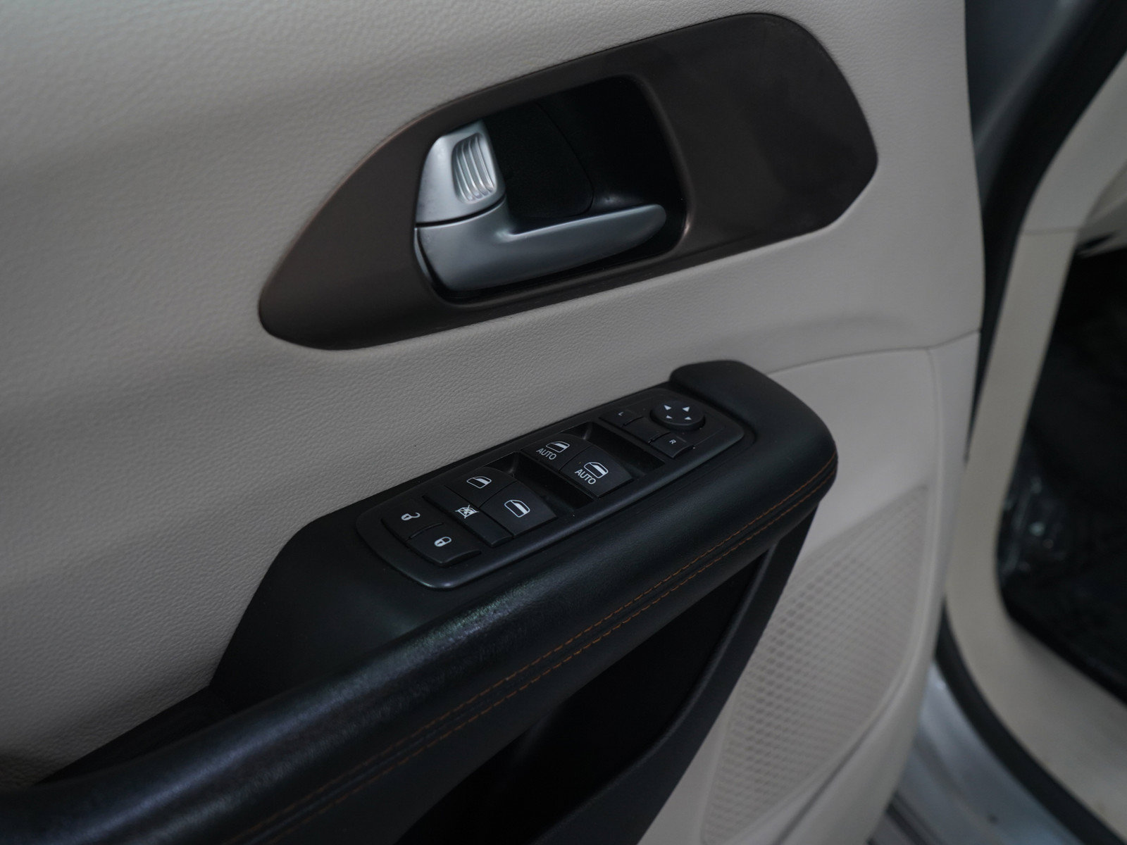Used 2017 Chrysler Pacifica Touring-L FWD image 23