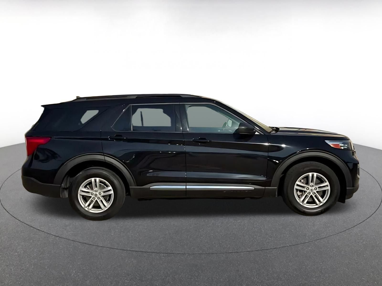 Used 2024 Ford Explorer XLT w/ Equipment Group 202A AWD/4WD image 15