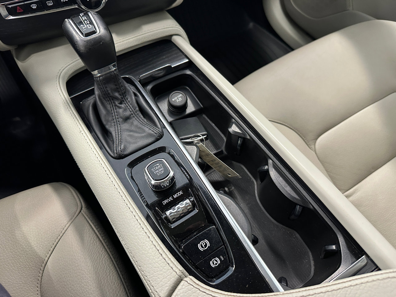 Used 2020 Volvo XC90 T5 Momentum image 43