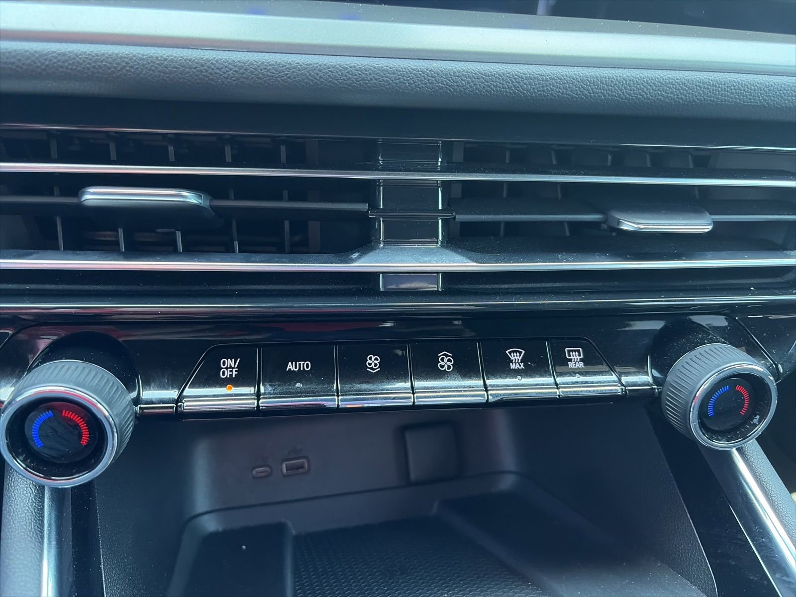 Used 2025 Chevrolet Traverse LT FWD image 19