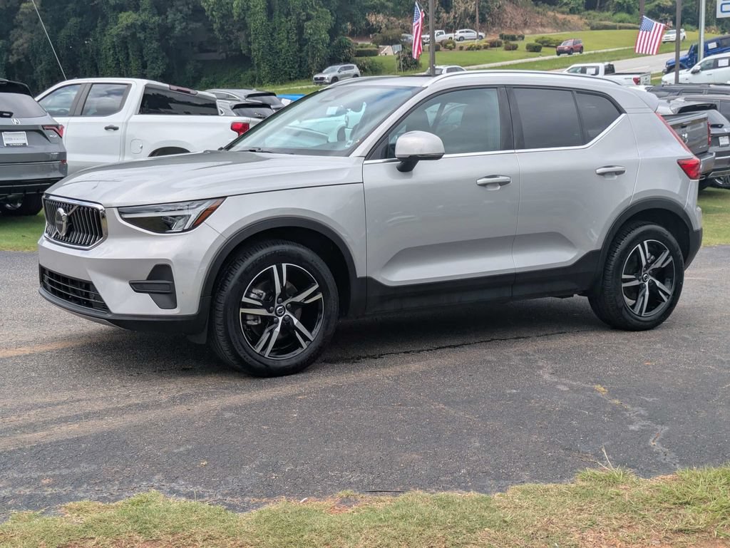Certified 2025 Volvo XC40 B5 Core AWD/4WD video 2