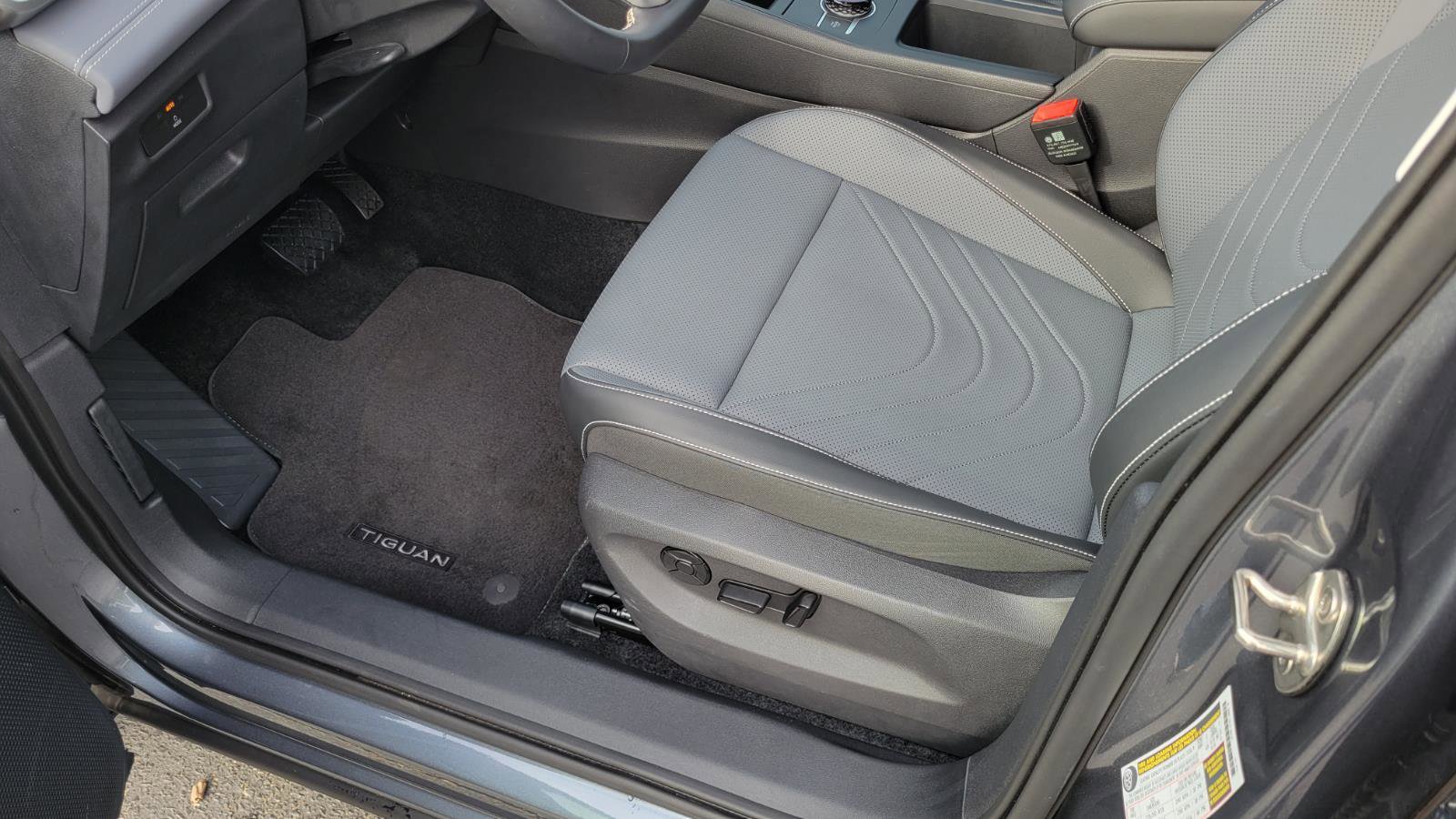 Used 2025 Volkswagen Tiguan SE image 18