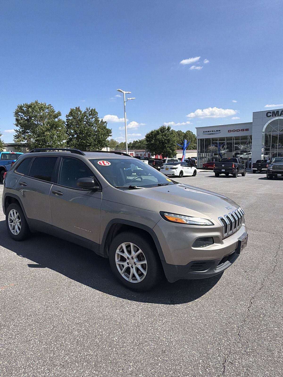 Used 2016 Jeep Cherokee Sport AWD/4WD image 7