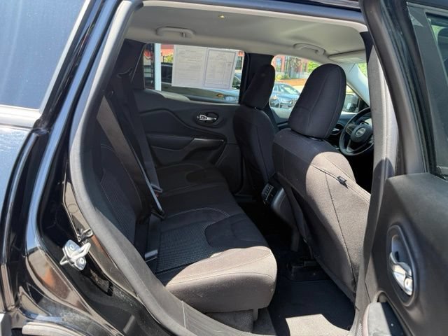 Used 2021 Jeep Cherokee Latitude AWD/4WD image 18