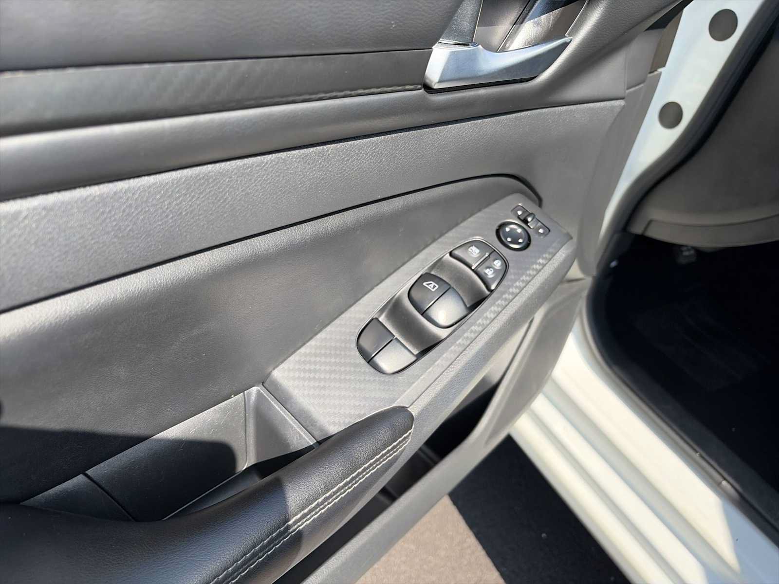 Used 2024 Nissan Altima 2.5 SV FWD image 15