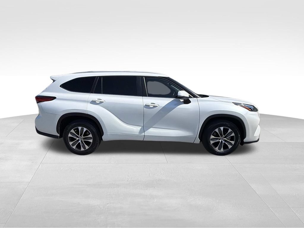 Used 2023 Toyota Highlander XLE FWD image 2