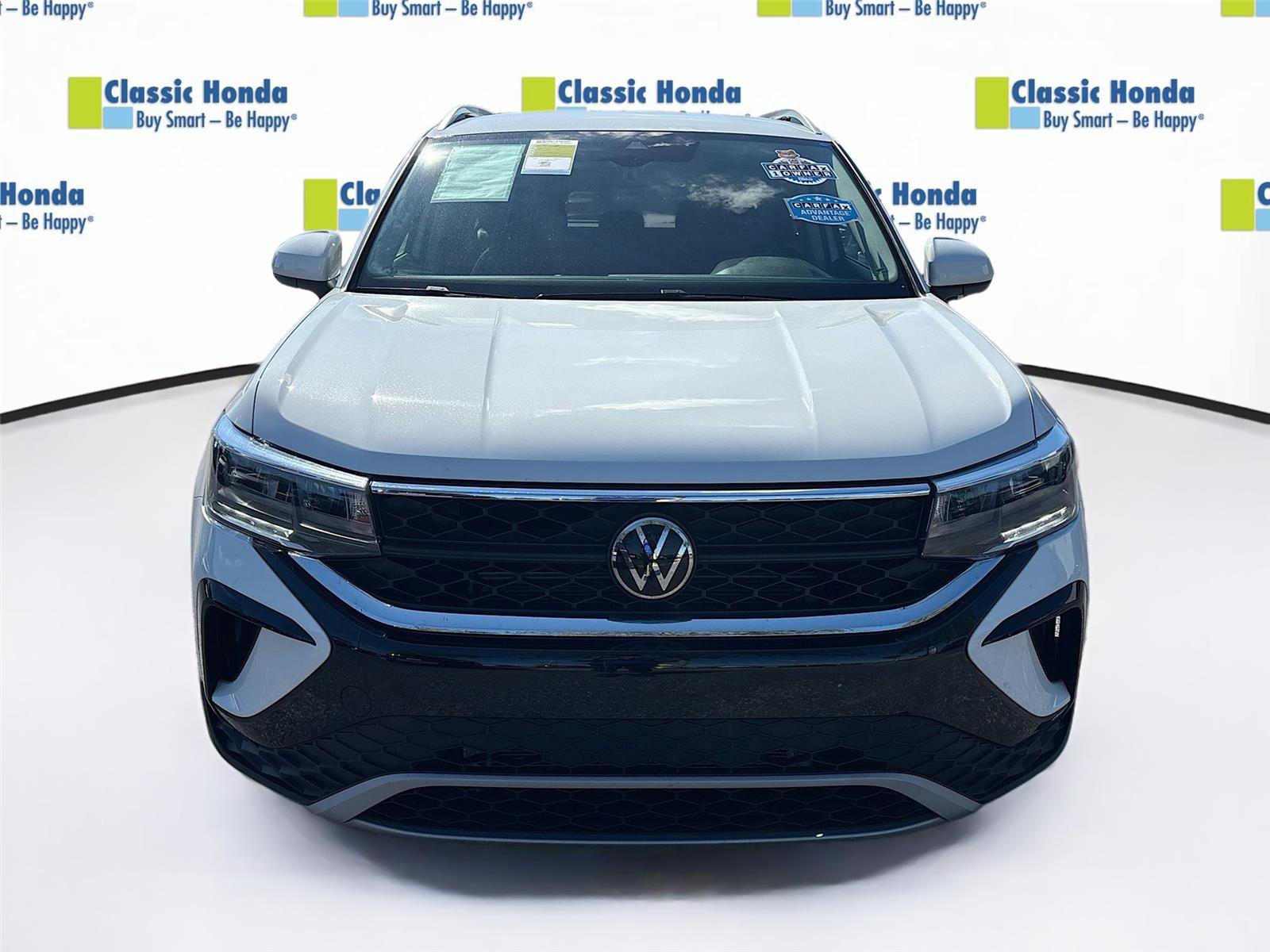 Used 2024 Volkswagen Taos SE image 2