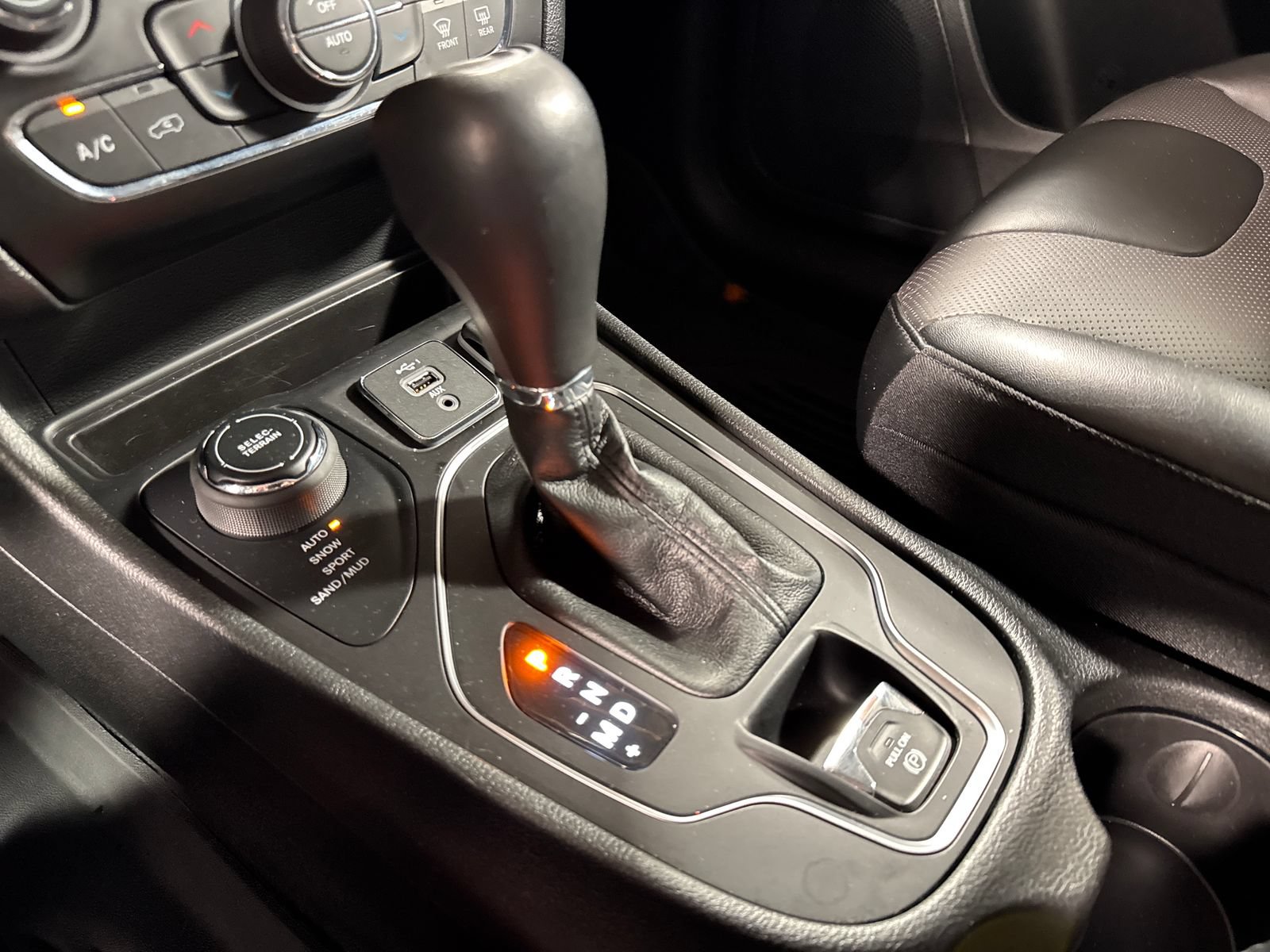 Used 2022 Jeep Cherokee Latitude Lux w/ Mopar Interior Package AWD/4WD image 24