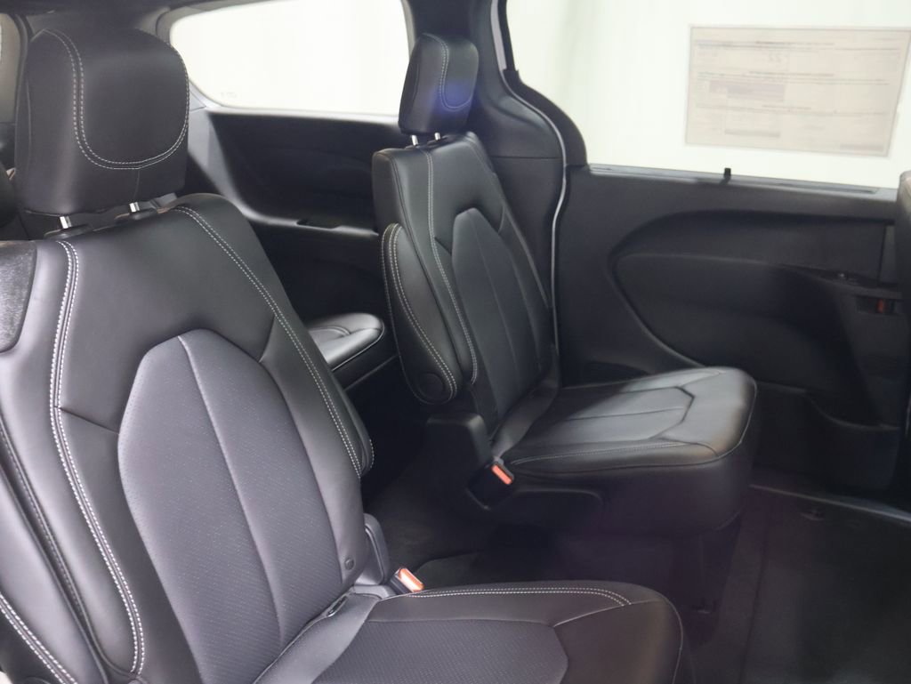 New 2026 Chrysler Pacifica Select image 16