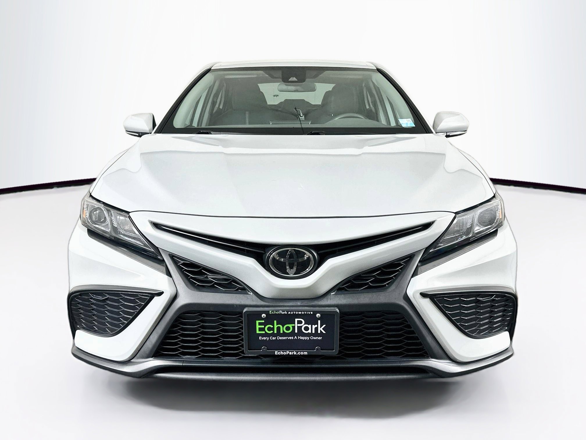 Used 2024 Toyota Camry SE FWD image 2