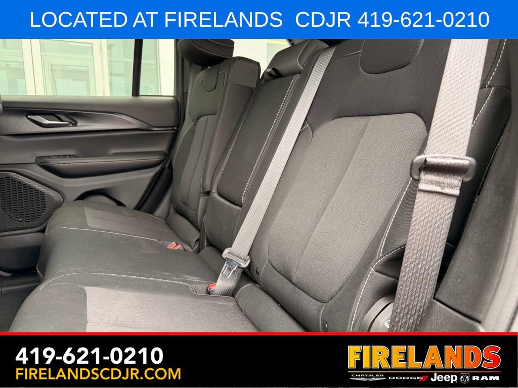 Used 2024 Jeep Grand Cherokee Laredo X w/ Luxury Tech Group I AWD/4WD image 4