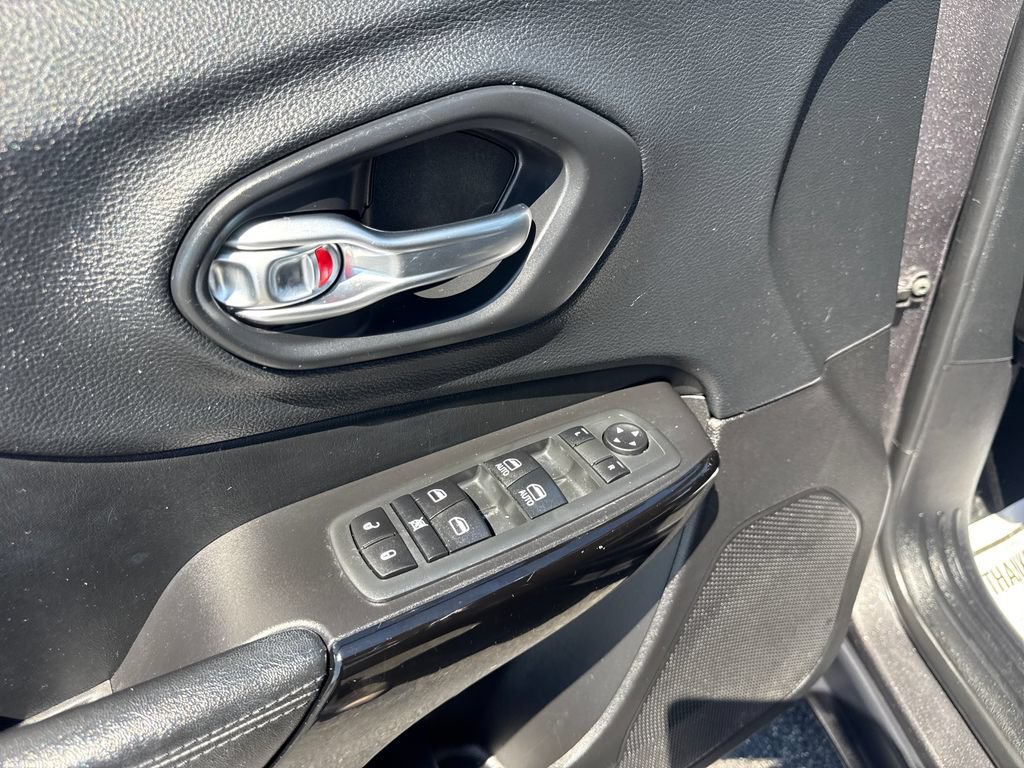 Used 2020 Jeep Cherokee Latitude Plus AWD/4WD image 31