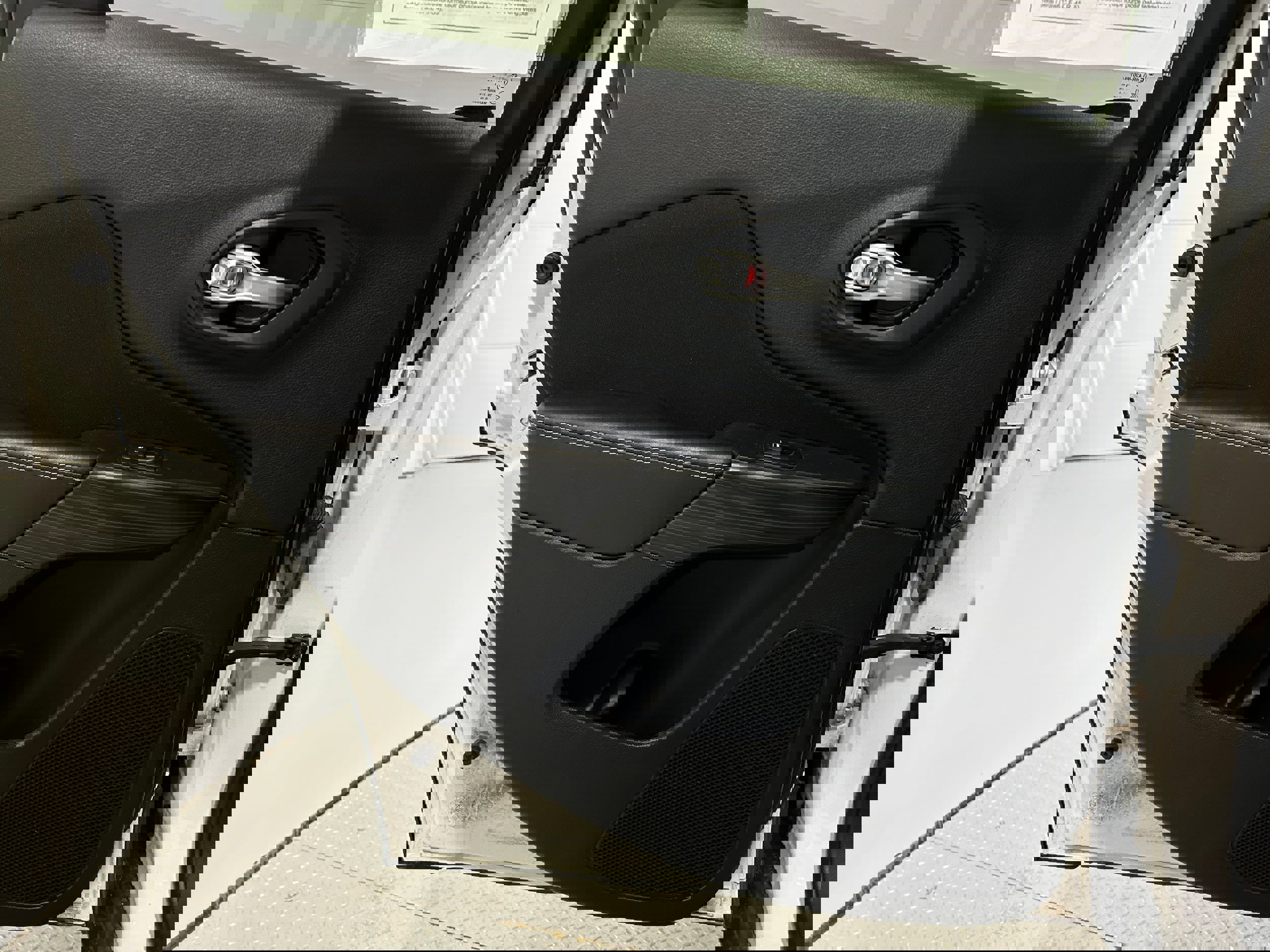 Used 2015 Jeep Cherokee Latitude w/ Cold Weather Group AWD/4WD image 26