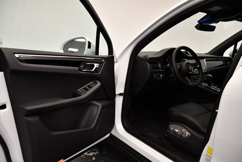Certified 2026 Porsche Macan AWD/4WD image 39