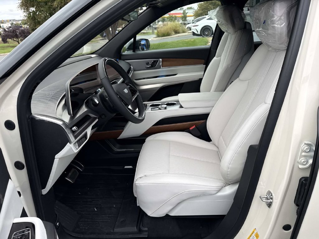 New 2027 Cadillac Vistiq Sport w/ LPO, Floor Liner Package AWD/4WD image 8