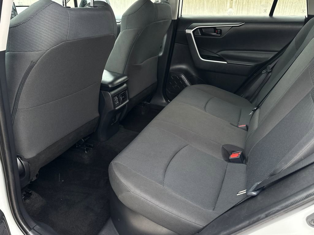 Used 2021 Toyota RAV4 LE AWD/4WD image 16