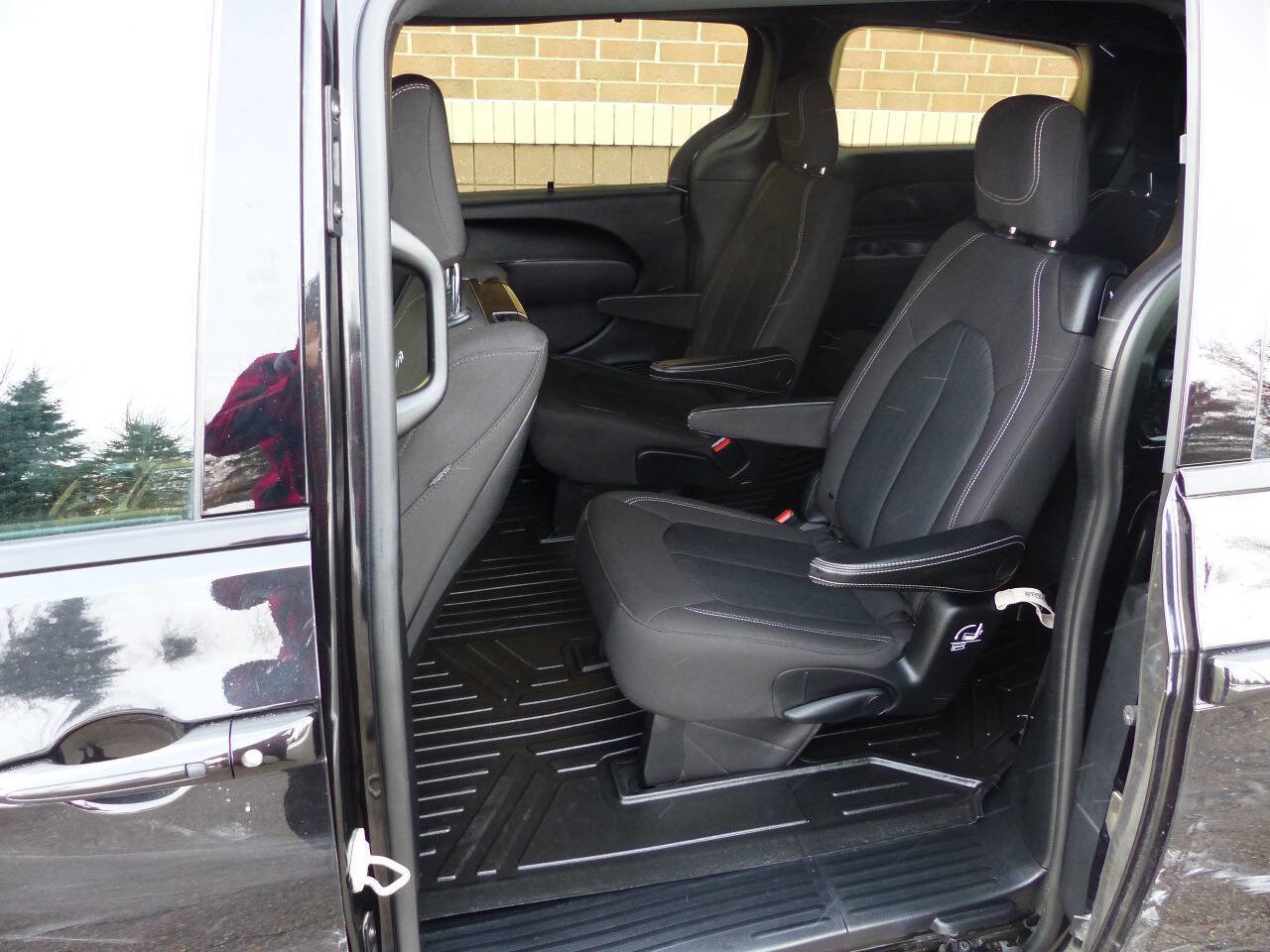 Used 2021 Chrysler Pacifica Touring w/ Uconnect Theater Family Group image 33