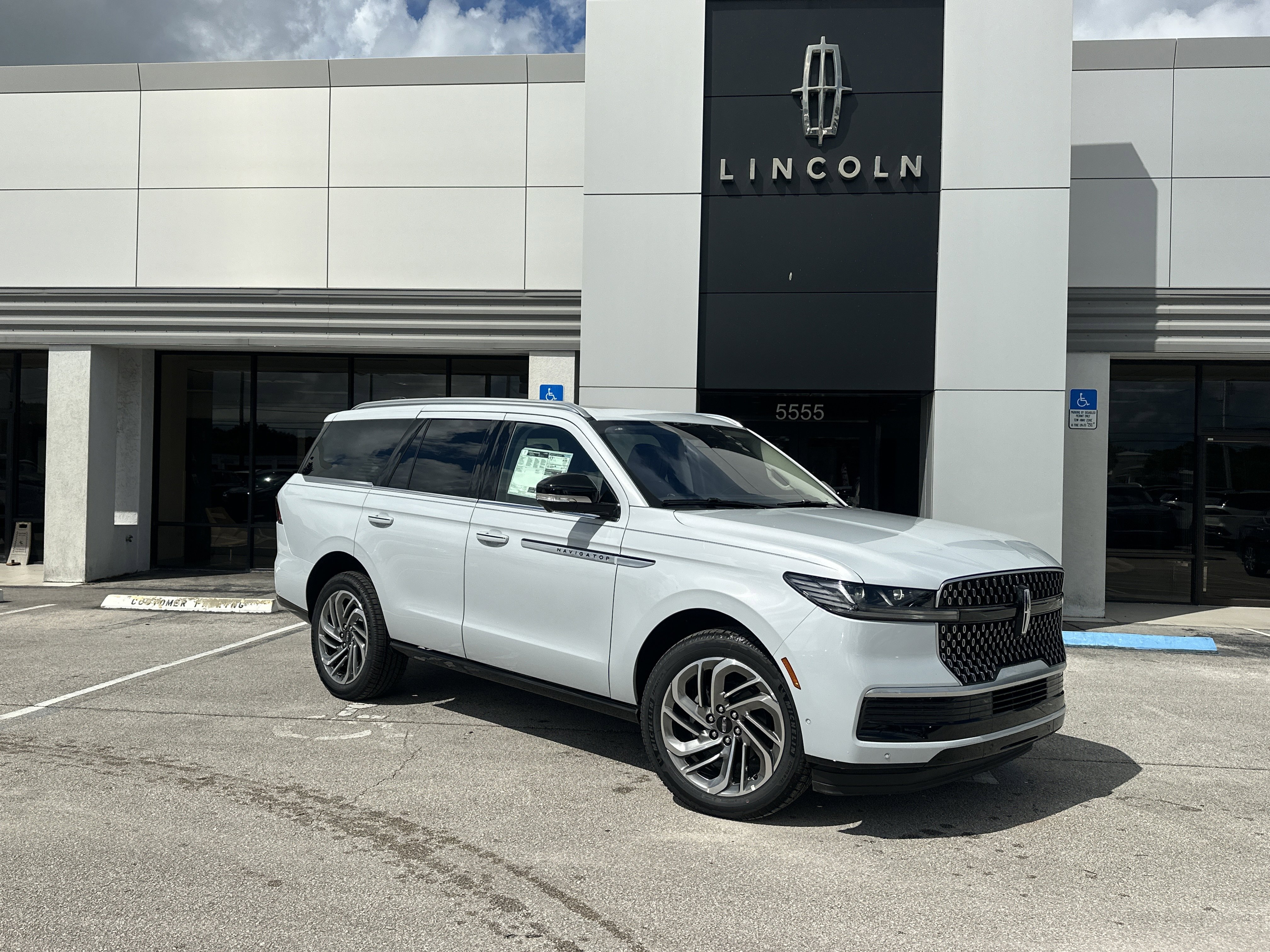 New 2025 Lincoln Navigator Reserve image 1