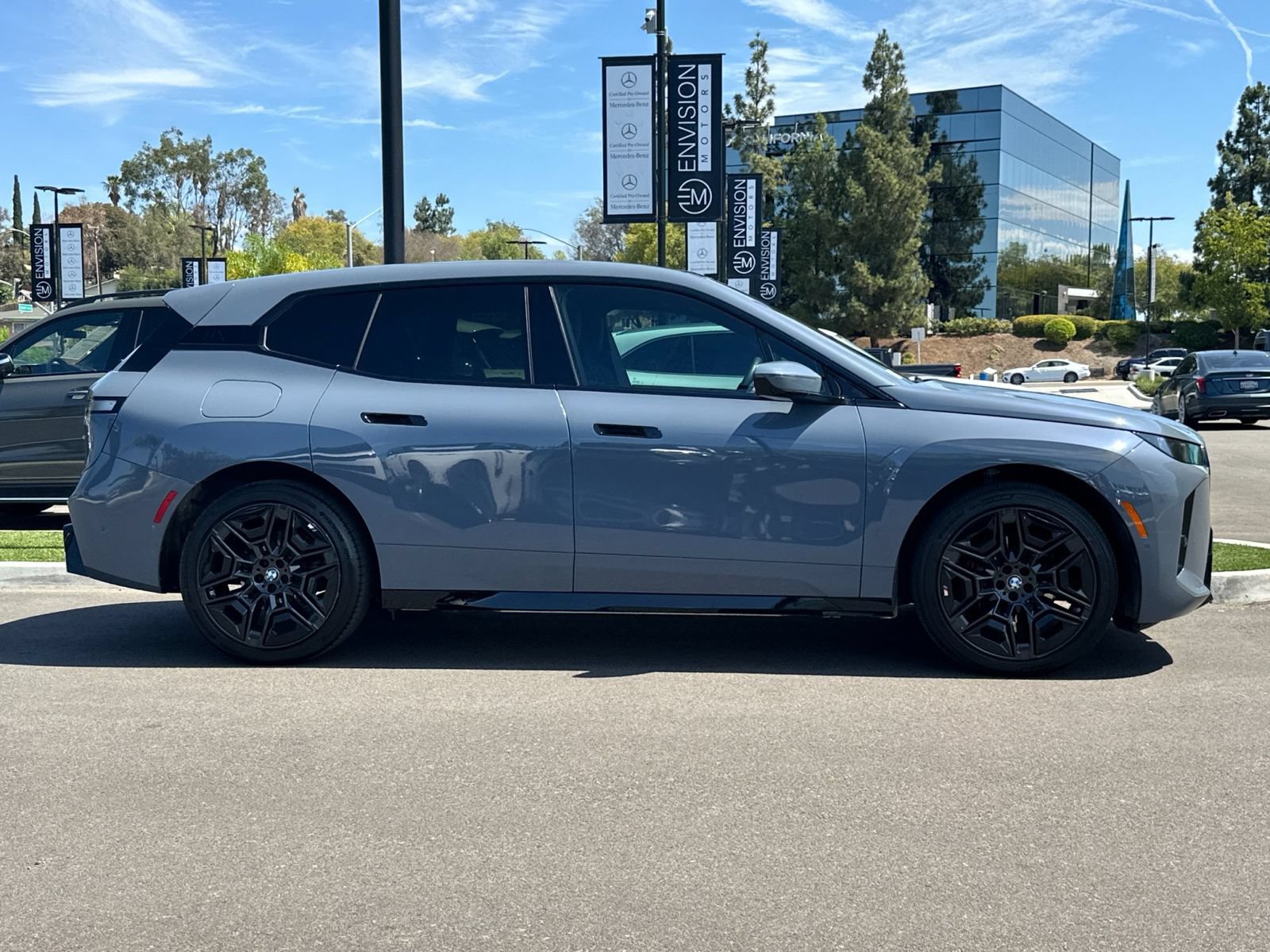 Used 2026 BMW iX xDrive60 w/ M Sport Package AWD/4WD image 2