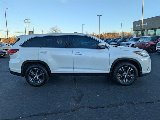 Used 2019 Toyota Highlander LE FWD image 3