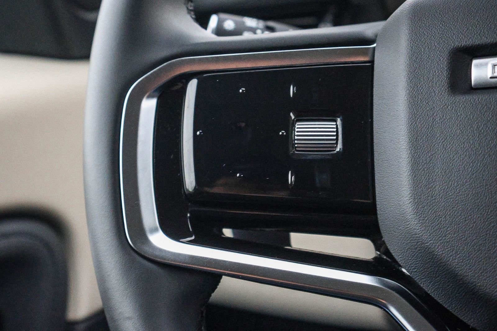 Used 2025 Land Rover Discovery Sport S image 34