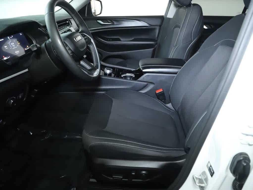 Used 2023 Jeep Grand Cherokee Laredo AWD/4WD image 18