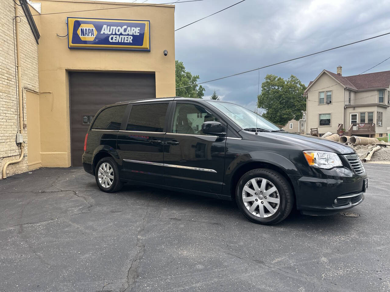 Used 2015 Chrysler Town & Country Touring FWD image 4