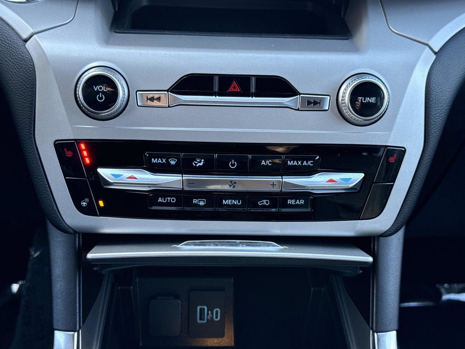 Used 2023 Ford Explorer XLT w/ Equipment Group 202A image 5