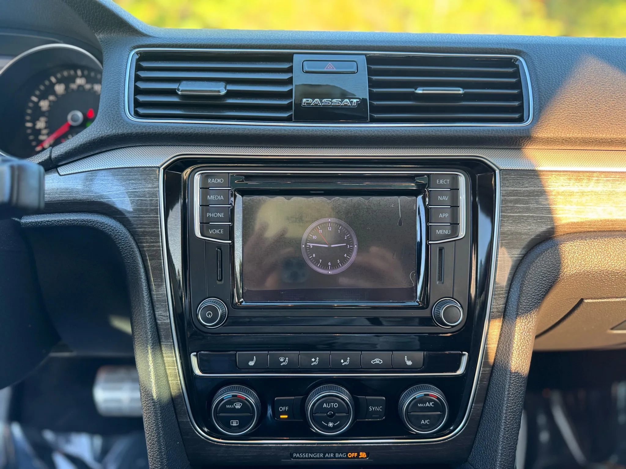 Used 2018 Volkswagen Passat 2.0T SEL Premium image 18